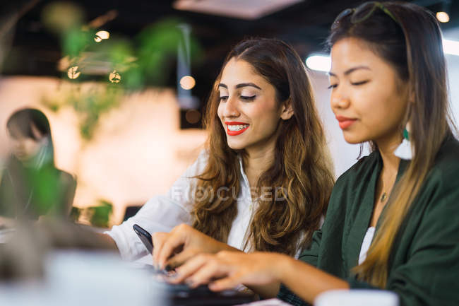 Young asian business people working in modern office — Stock Photo