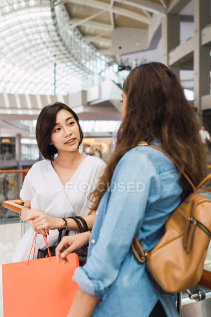 Молодые красивые азиатские женщины вместе в торговом центре — стоковое фото