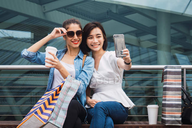 Giovani belle donne asiatiche prendendo selfie nel centro commerciale — Foto stock