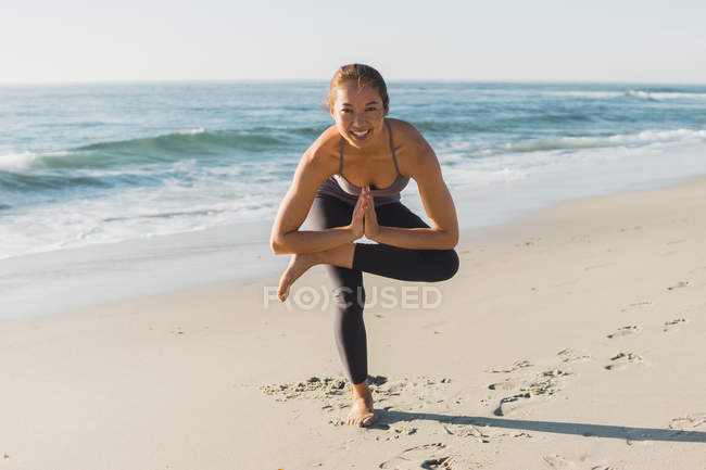 Joven hermosa mujer practicando yoga al aire libre - foto de stock