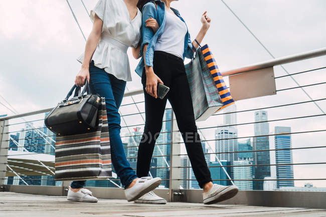 Jovem bonito asiático mulheres juntos no shopping — Fotografia de Stock