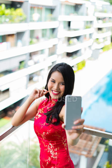 Щаслива азіатська жінка бере селфі на смартфон — стокове фото