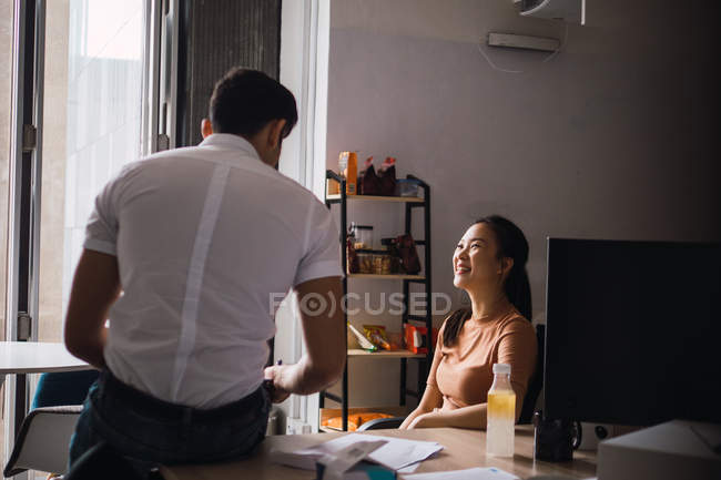 Junge erwachsene Geschäftsleute, die im modernen Büro arbeiten — Stockfoto