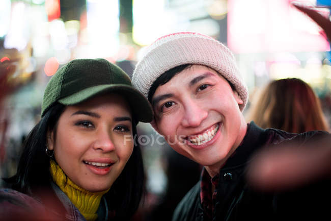 Joven asiático pareja sonriendo a cámara - foto de stock