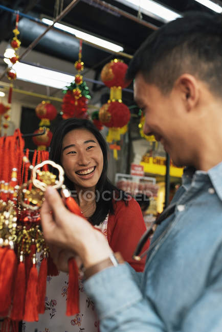 Young asian couple spending time together in shop — Stock Photo