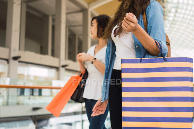 Young beautiful asian women together in shopping mall — Stock Photo