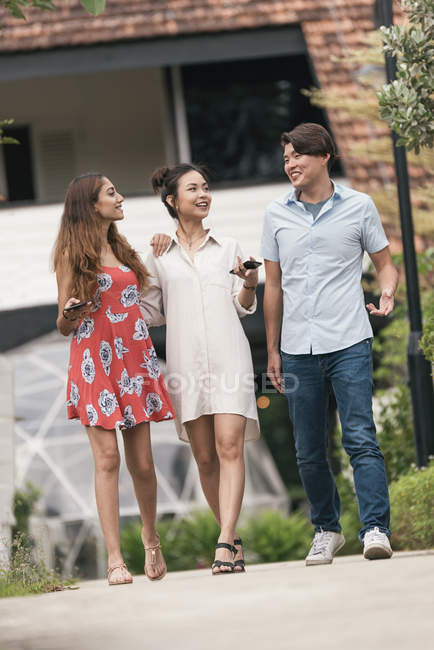 Group of friends at a restaurant, while walking on  backside yard — Stock Photo