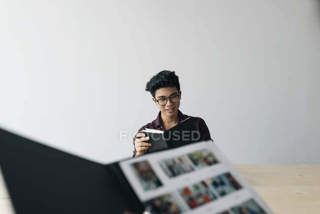 Chinese Business man working in modern office — Stock Photo