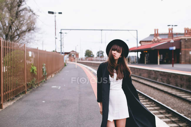 Молода жінка, вивчення на вулицях Австралії — стокове фото