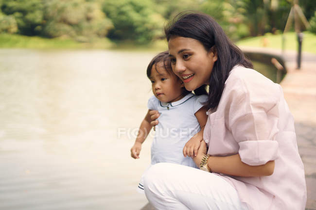 Cute asian mother and daughter together in park — Stock Photo