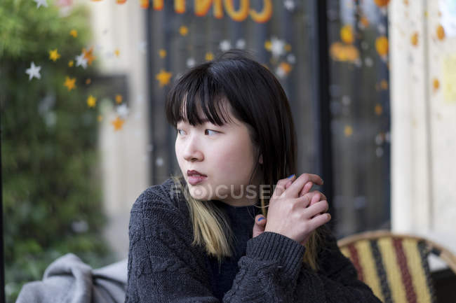 Молодая привлекательная случайная азиатка, скрещенные пальцы — стоковое фото