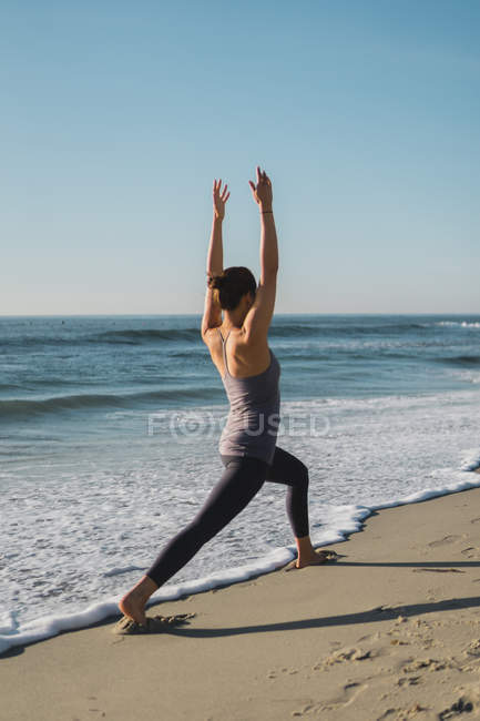 Joven hermosa mujer practicando yoga al aire libre - foto de stock