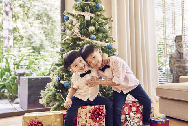 Щасливі молоді азіатські хлопчики святкують Різдво разом — стокове фото