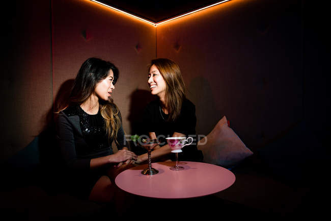 Good girlfriends having a fun night out on the town. — Stock Photo
