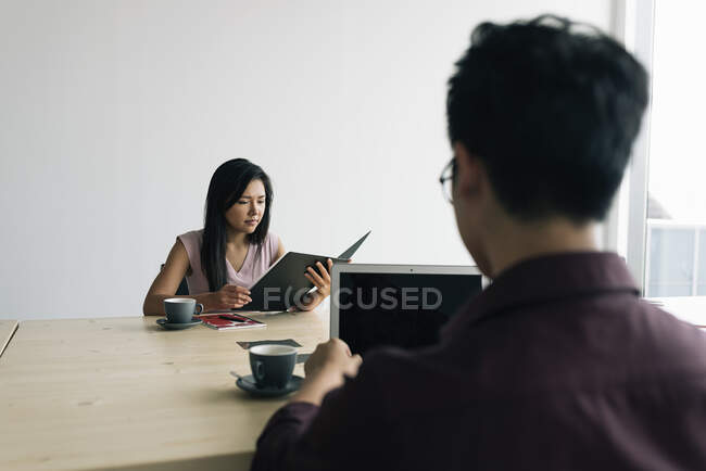 Young asian businesspeople working in modern office — Stock Photo