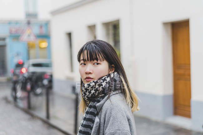 Joven atractivo casual asiático mujer en ciudad calle - foto de stock