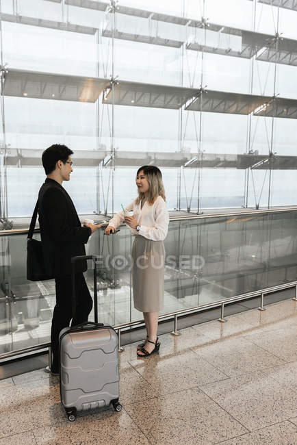Jovem asiático casal de empresários no aeroporto — Fotografia de Stock