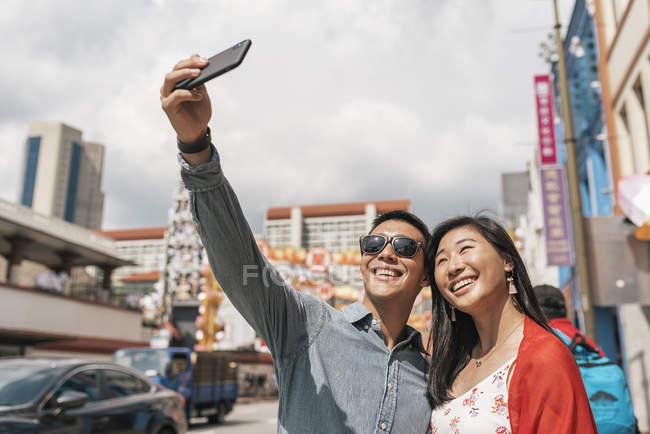 Casal chinês asiático tirando selfie em Chinatown — Fotografia de Stock