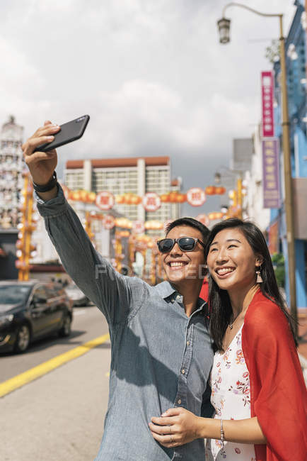 Casal chinês asiático tirando selfie em Chinatown — Fotografia de Stock