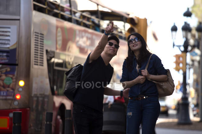 Schöne junge asiatische paar verbringen urlaub in barcelona — Stockfoto