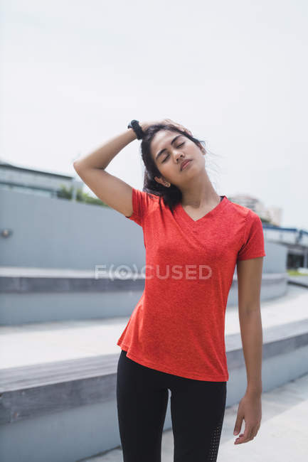 Молода азіатська спортивна жінка робить вправи на відкритому повітрі — стокове фото