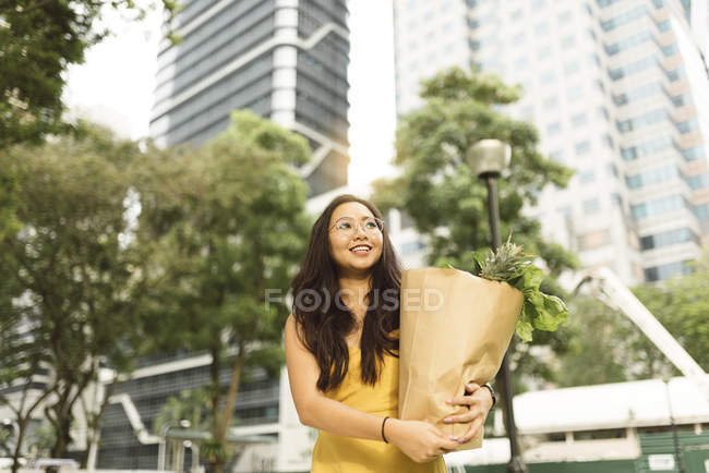 Junge Chinesin beim Einkaufen — Stockfoto