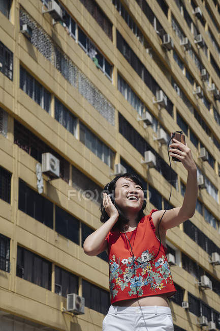 Азиатская туристка делает селфи — стоковое фото