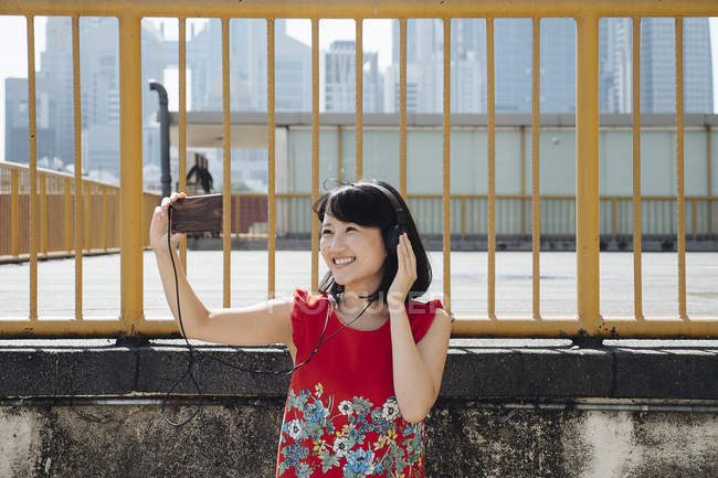 Asiático turista mulher tomando selfie ao ar livre — Fotografia de Stock