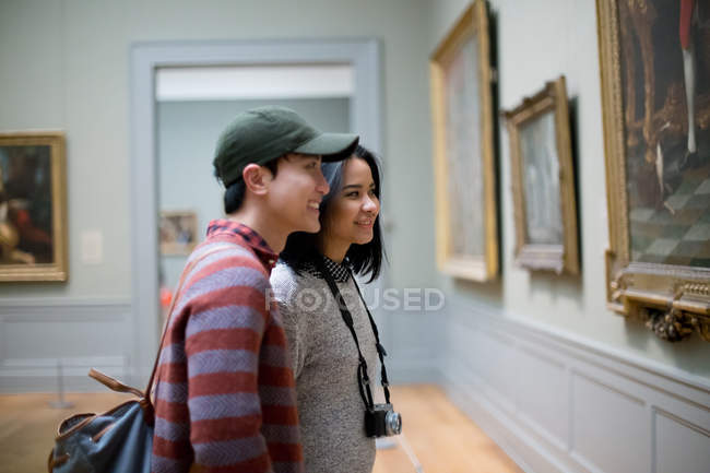 Turista asiático en El Museo Metropolitano de Arte, Nueva York - foto de stock