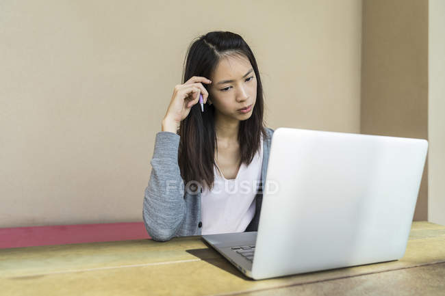 Una mujer china que parece estresada por el trabajo . - foto de stock