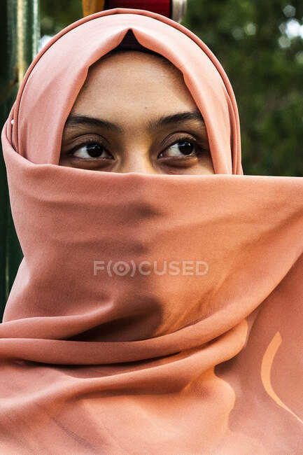 Eine Frau, die Hidschab benutzt — Stockfoto