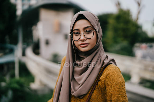 Jovem asiático muçulmano mulher no hijab posando ao ar livre — Fotografia de Stock