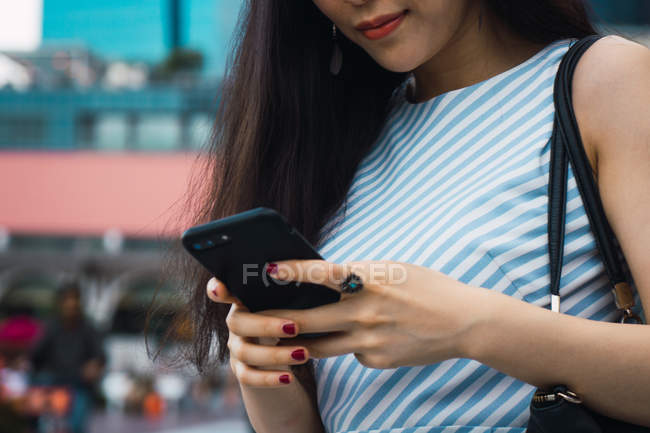 Молода азіатка за допомогою смартфона, Крупним планом — стокове фото
