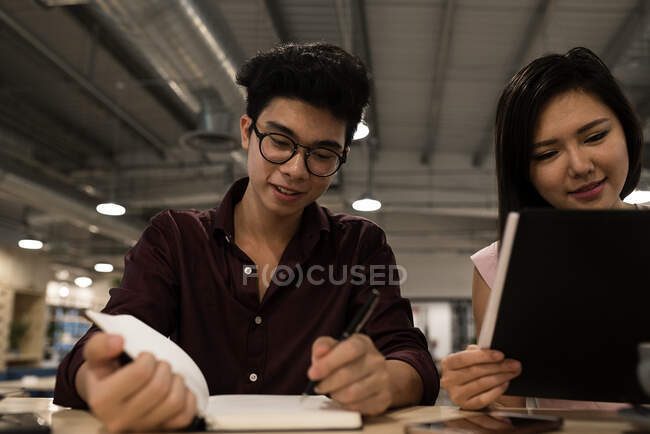 Young asian successful business people working in modern office — Stock Photo