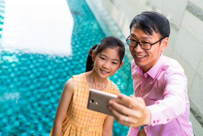 Happy asian family together, father taking selfie with daughter — Stock Photo