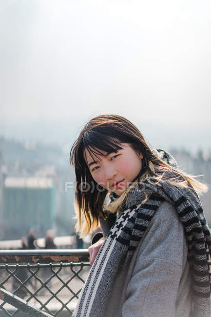 Молодая взрослая азиатка смотрит в камеру — стоковое фото