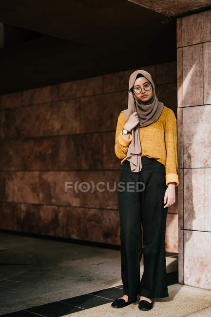Jovem asiático muçulmano mulher no hijab — Fotografia de Stock