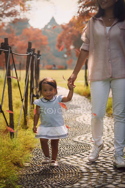 Bonito asiático mãe e filha andando no parque — Fotografia de Stock