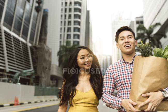Jovem casal chinês em compras de supermercado — Fotografia de Stock