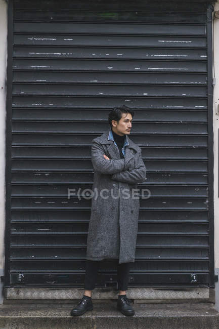 Joven atractivo casual asiático hombre con brazos cruzados - foto de stock