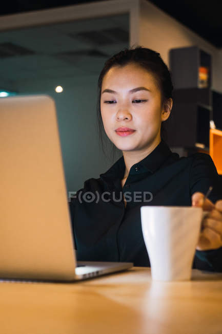 Mulher adulta jovem do negócio que trabalha no escritório moderno — Fotografia de Stock