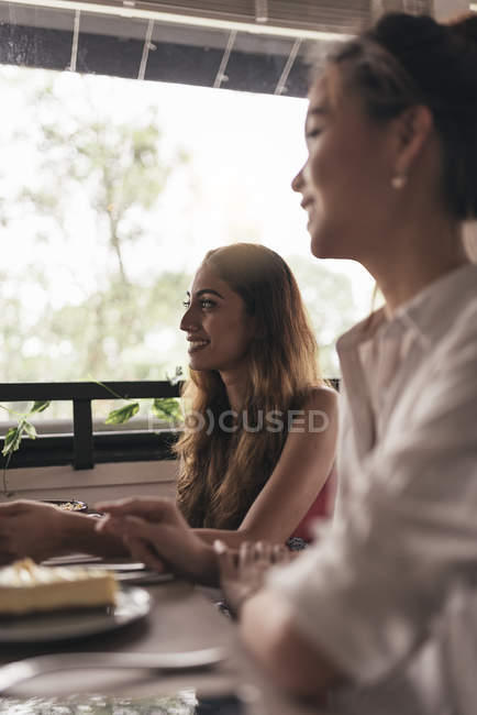Dois jovem bonito asiático mulheres passando tempo no café — Fotografia de Stock