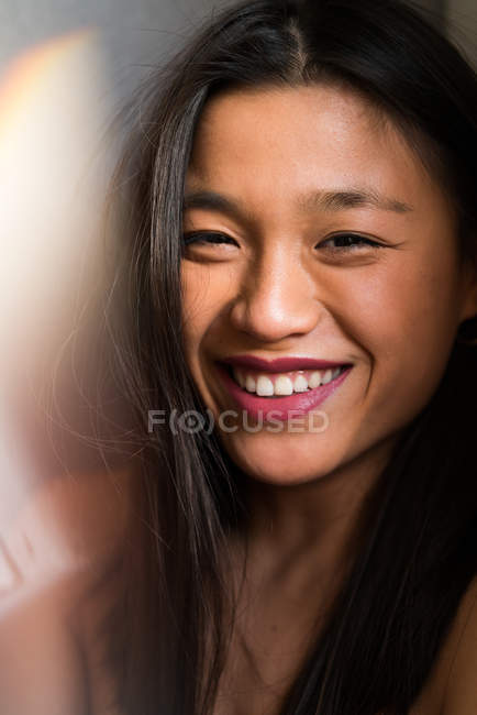 Ritratto di giovane attraente asiatico donna sorridente a macchina fotografica — Foto stock