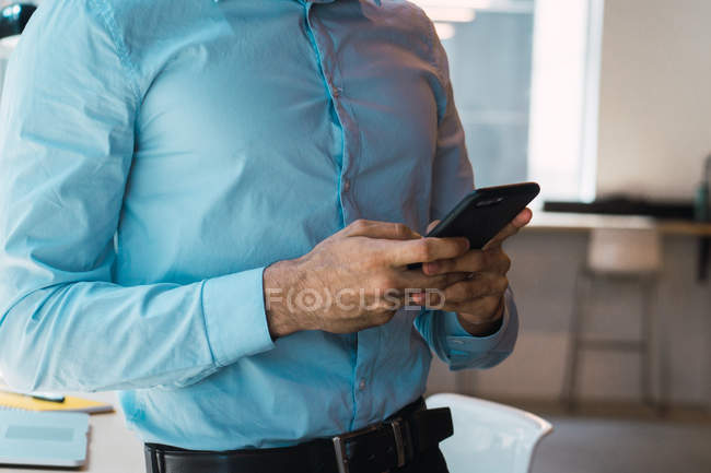Обрезанный образ бизнесмена со смартфоном — стоковое фото