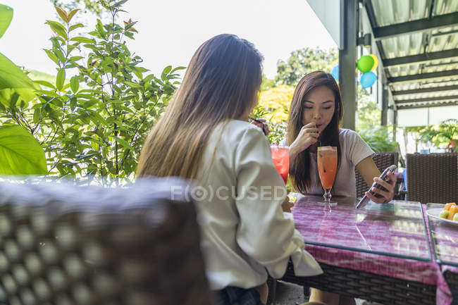 Две юные леди наслаждаются фруктами . — стоковое фото