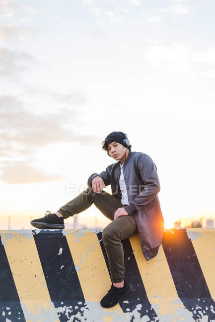 Junger asiatischer Millennial-Mann genießt den Sonnenuntergang — Stockfoto