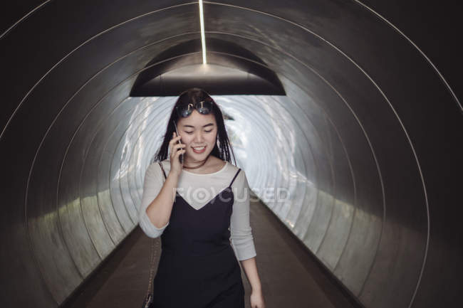 Chinesische Frau mit langen Haaren spricht per Smartphone — Stockfoto