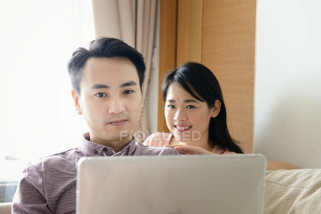Reif asiatisch casual pärchen using laptop zusammen — Stockfoto