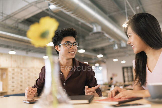 Jeunes asiatiques succès gens d'affaires discuter de travail dans le bureau moderne — Photo de stock