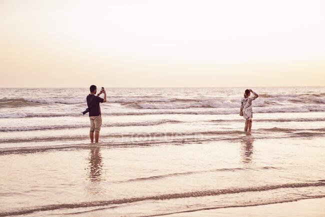 Jeune couple s'amusant à la plage de Koh Chang, Thaïlande — Photo de stock